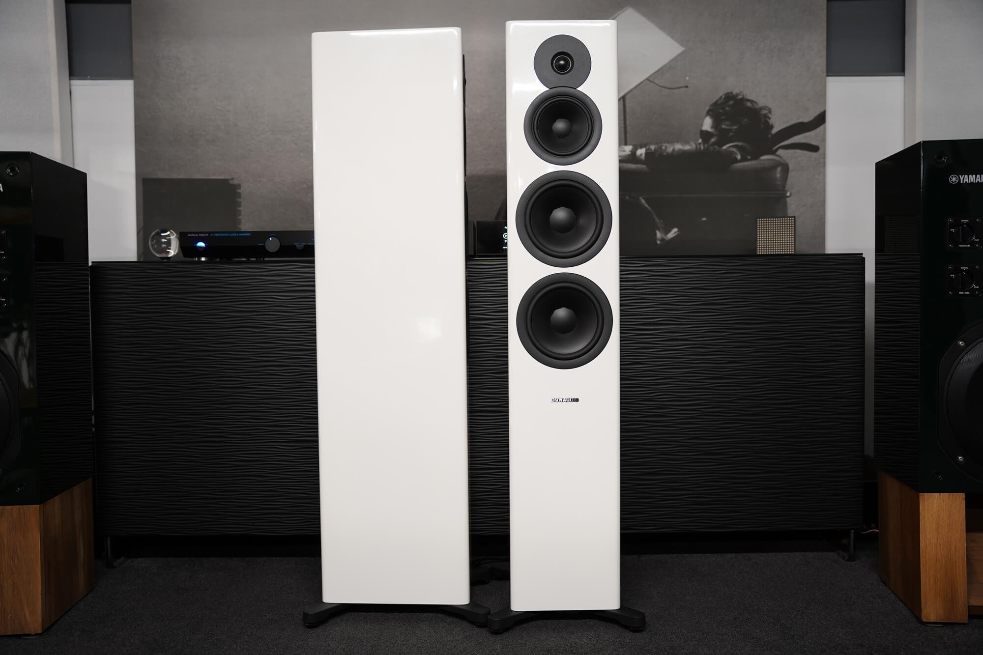 Dynaudio Evoke 50 White - Front and Side