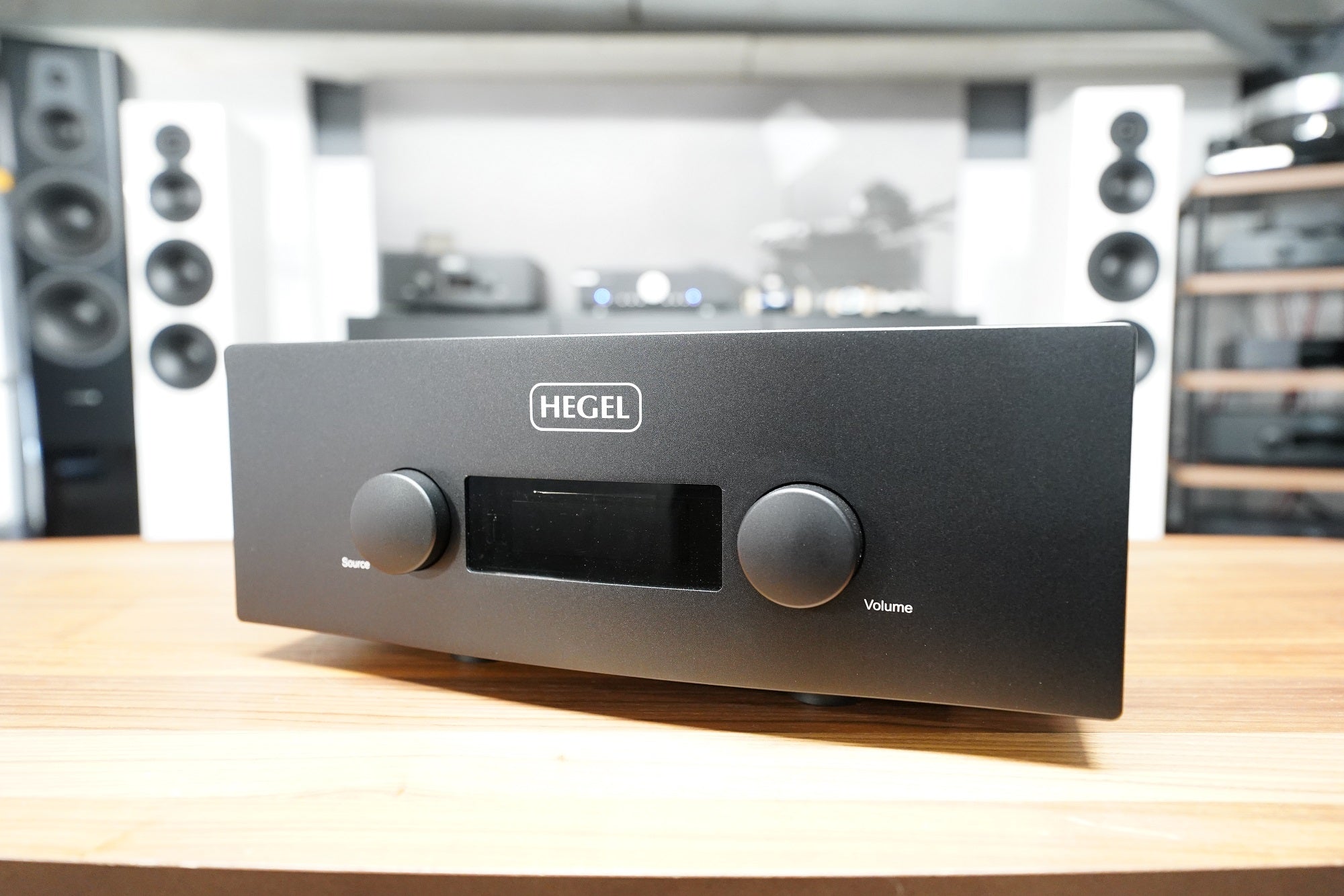 Hegel H590 - Front / Angle