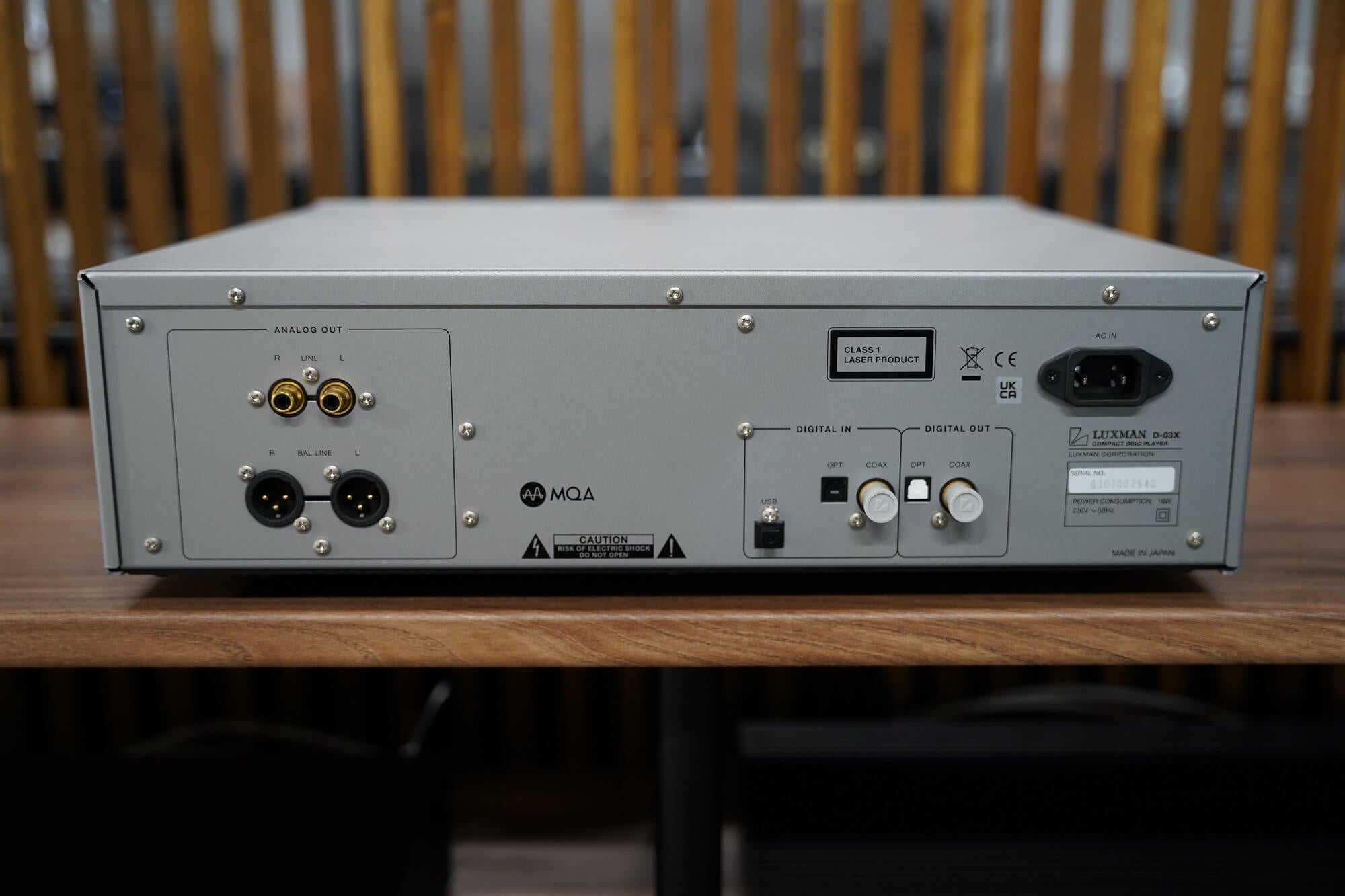 Luxman D-03X - Rear